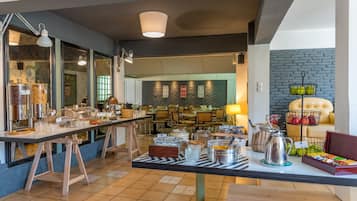 Desayuno buffet (EUR 6 por persona)