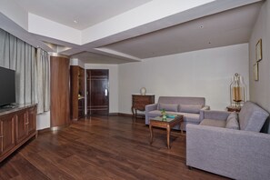 Family Room | Minibar, in-room safe, desk, laptop workspace - Hotel Swosti Premium (Bhubaneshwar)