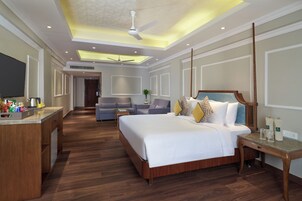 Executive Suite | Minibar, in-room safe, desk, laptop workspace