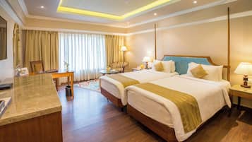 尊荣双床房 | 迷你吧、客房内保险箱、办公桌、笔记本电脑工作区