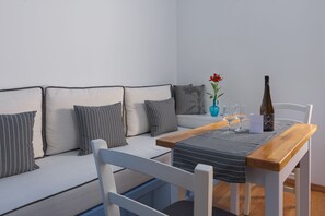 Appartement Deluxe, balcon, vue mer | Coin séjour