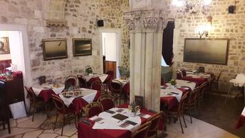 Daily continental breakfast (EUR 15 per person)