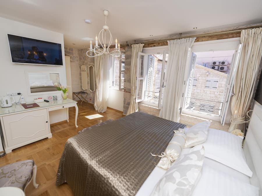 Quarto luxo, 1 cama King | Roupas de cama premium, frigobar, cofres nos quartos
