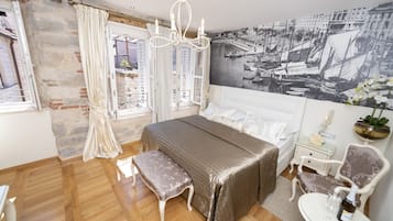 Deluxe-herbergi - 1 stórt tvíbreitt rúm | 1 svefnherbergi, rúmföt af bestu gerð, míníbar, öryggishólf í herbergi
