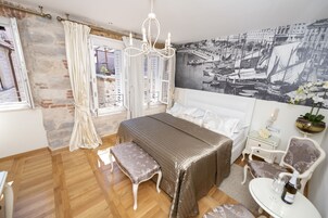 Chambre Deluxe, 1 très grand lit | Literie de qualité, minibar, coffre-fort, décor unique