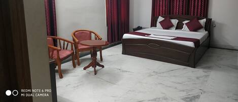 Een kluis op de kamer, een bureau, een strijkplank/strijkijzer