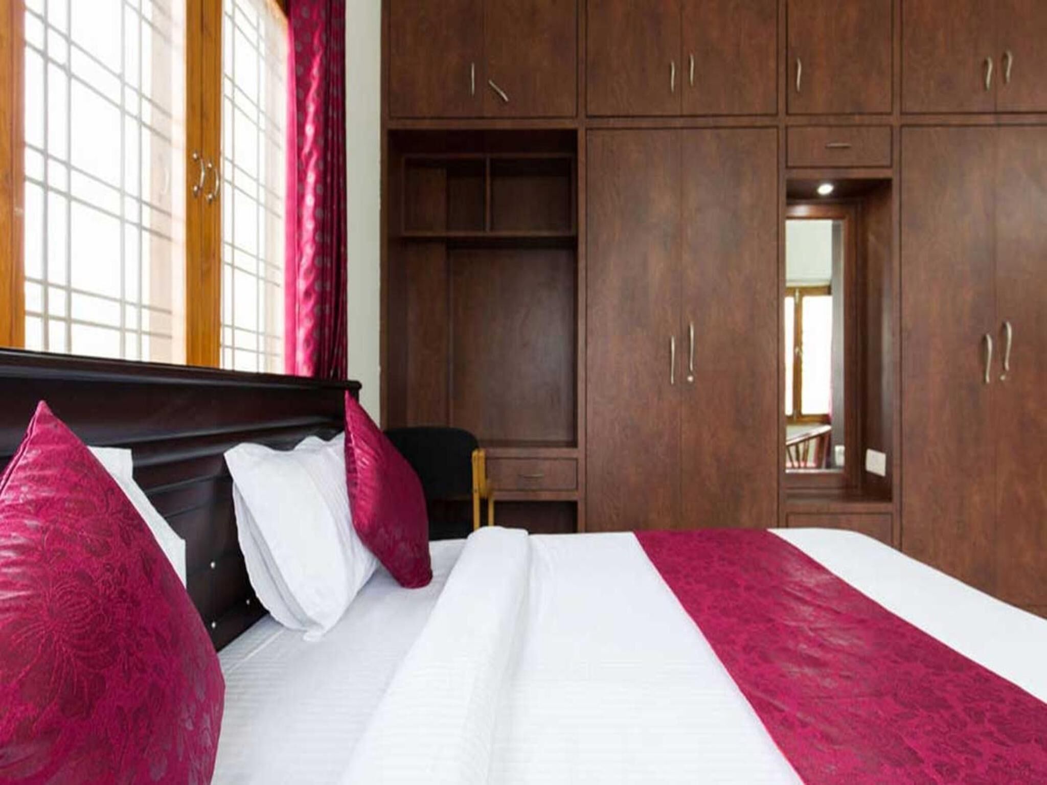 Safe på rommet, skrivebord og strykejern/-brett