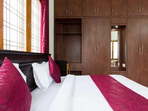 客房内保险箱、办公桌、熨斗/熨衣板、折叠床/加床（额外收费）