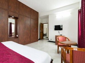 Zimmersafe, Schreibtisch, Bügeleisen/Bügelbrett, Zustellbetten