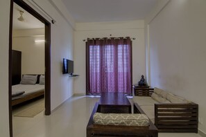 Comfort Apartment, 1 Bedroom, Refrigerator & Microwave, City View | Living area