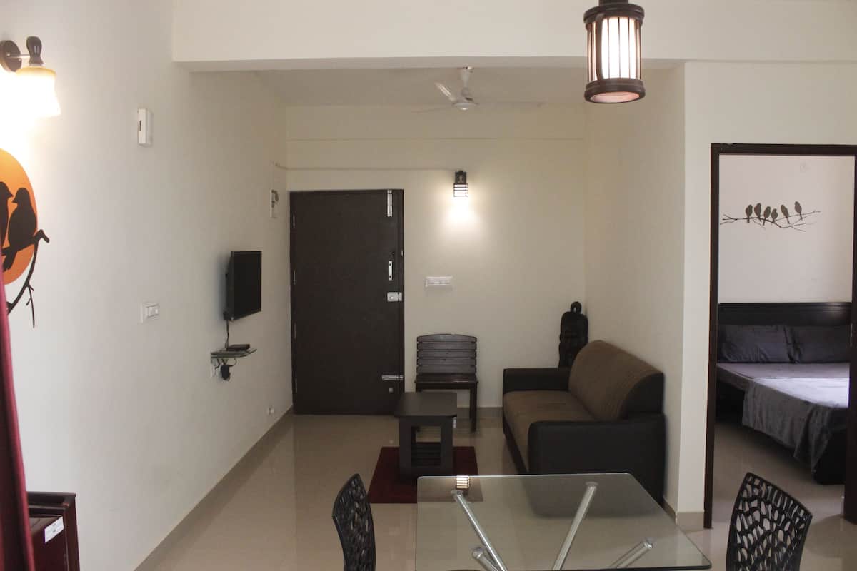 Comfort Apartment, 1 Bedroom, Refrigerator & Microwave, City View | Living room | 32-inch flat-screen TV with cable channels, LED TV