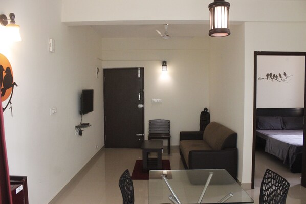 Comfort Apartment, 1 Bedroom, Refrigerator & Microwave, City View | Living room