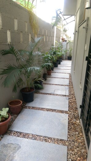 Standard Single Room, 1 Queen Bed, Ground Floor | Interior