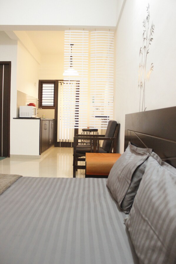 Exclusive Apartment, 2 Bedrooms, Refrigerator & Microwave | Egyptian cotton sheets, premium bedding, individually decorated
