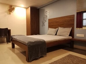 Habitación individual estándar, 1 cama Queen size, planta baja | Sábanas de algodón egipcio y ropa de cama de alta calidad