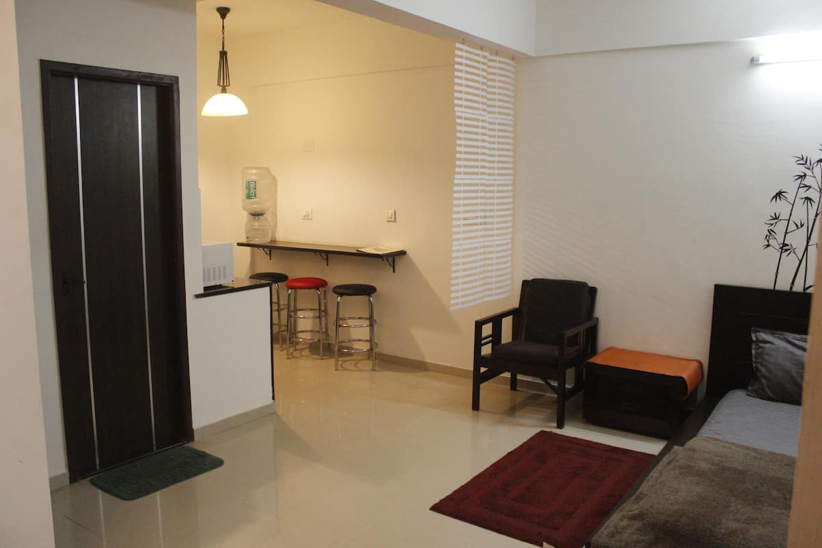 Exclusive Apartment, 2 Bedrooms, Refrigerator & Microwave | Egyptian cotton sheets, premium bedding, individually decorated