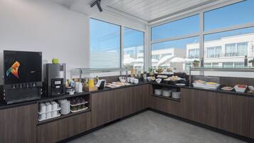 Petit déjeuner buffet servi en supplément en semaine