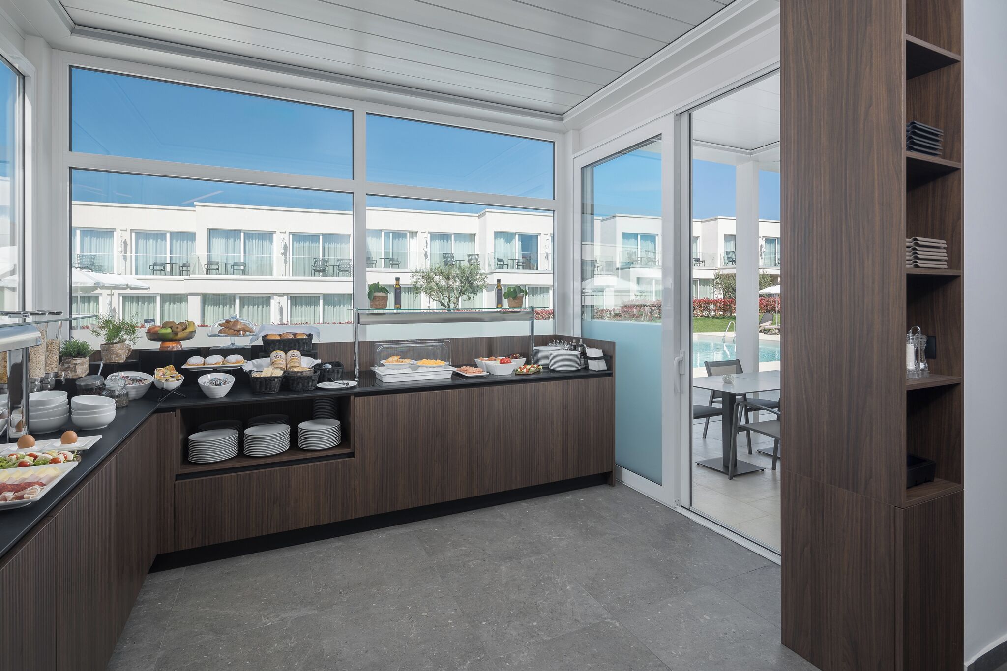 Buffet breakfast for a fee on weekdays