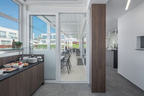 平日供應自助早餐 (費用另計)