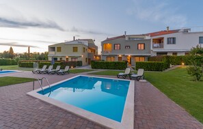 2 piscines extérieures, parasols de plage, chaises longues