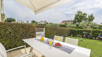 Premium Apartment, Garden View (Patio) | Terrace/patio