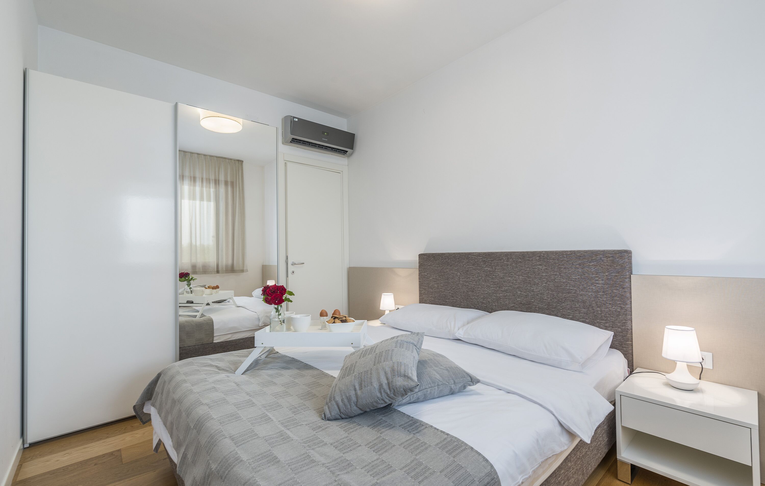 Caja fuerte, cortinas opacas, sistema de insonorización