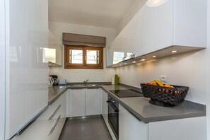 Refrigerador con freezer, horno, placa de cocina, cafetera/tetera
