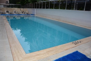 Außenpool, Sonnenschirme, Liegestühle