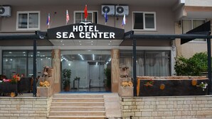 En hotelindgang med et skilt, der viser "HOTEL SEA CENTER".