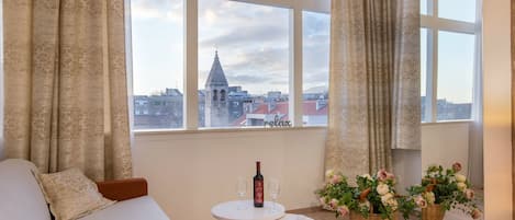 Suite Deluxe, vista a la ciudad | Ropa de cama de alta calidad y minibar 