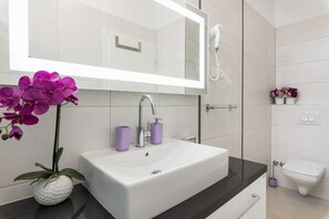 Deluxe-Dreibettzimmer | Badezimmer | Dusche, kostenlose Toilettenartikel, Haartrockner, Handtücher