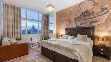 Deluxe suite, uitzicht op stad | Luxe beddengoed, een minibar, een kluis op de kamer, een bureau