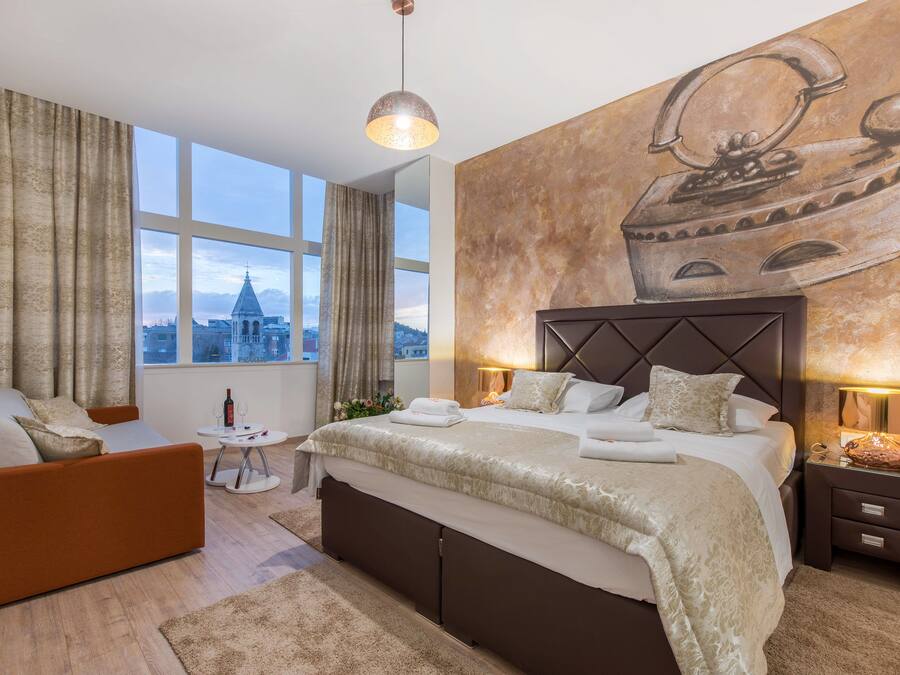 Suíte luxo, vista para a cidade | Roupas de cama premium, frigobar, cofres nos quartos, escrivaninha