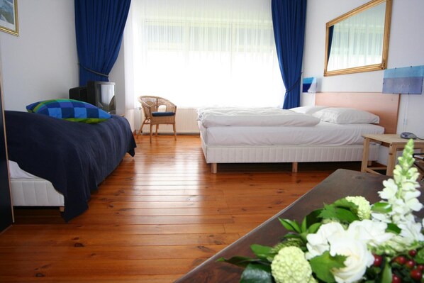 Una scrivania, ferro/asse da stiro