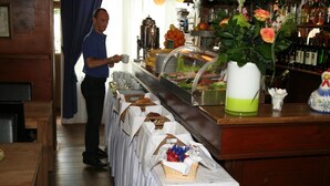 Ein reichhaltiges Buffet mit verschiedenen Speisen und einer Kaffeestation.