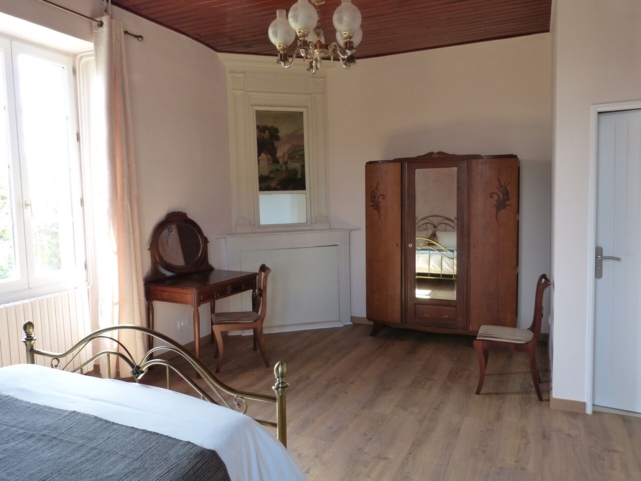 Una habitación con cama, escritorio y armario.