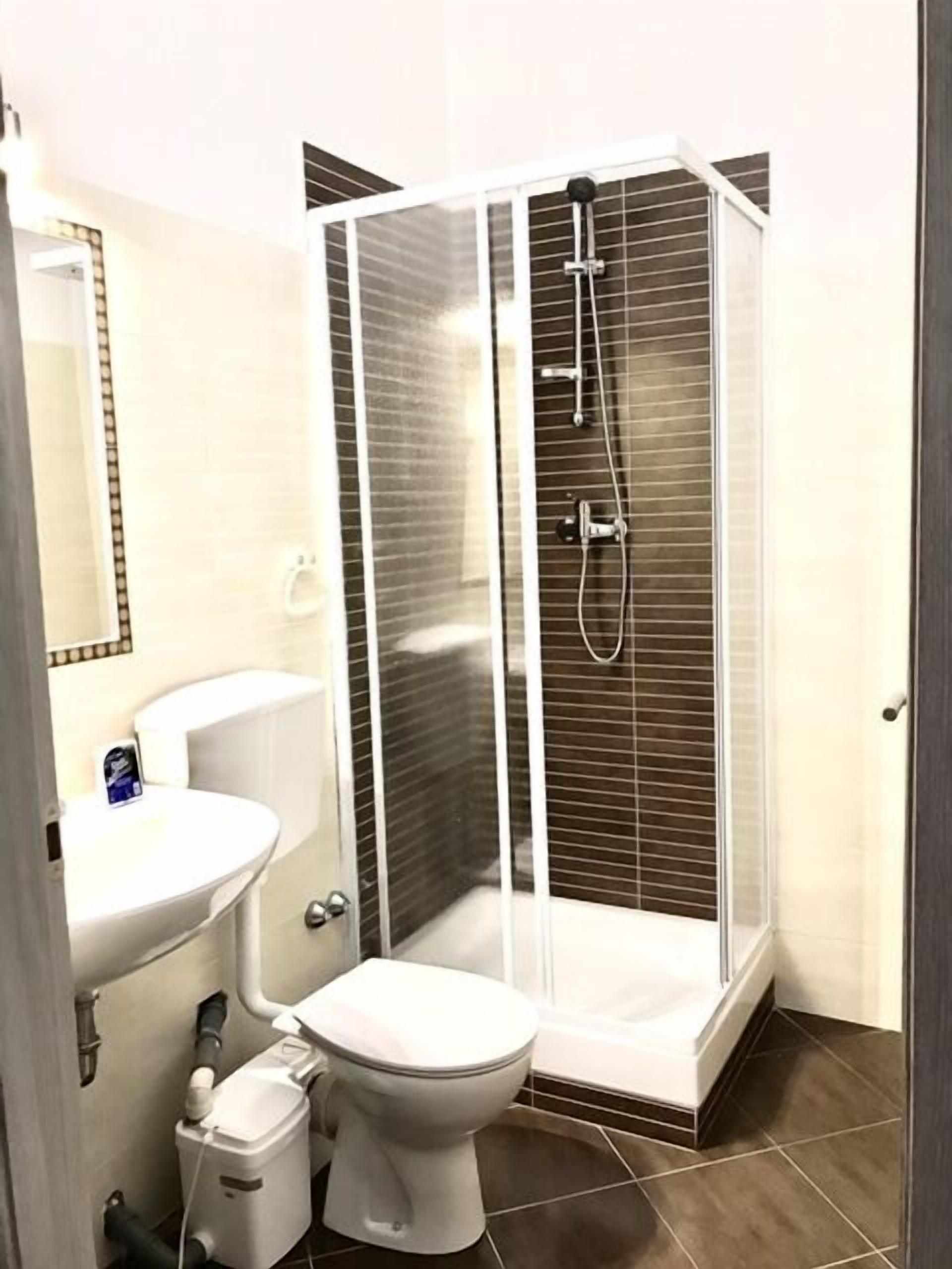 Classic Triple Room, 1 Bedroom, City View | Bathroom | Shower, free toiletries, towels