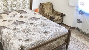 Quarto casal superior, 1 cama de casal, vista para a cidade | Escrivaninha, quartos à prova de som, ferros/tábuas de passar roupa
