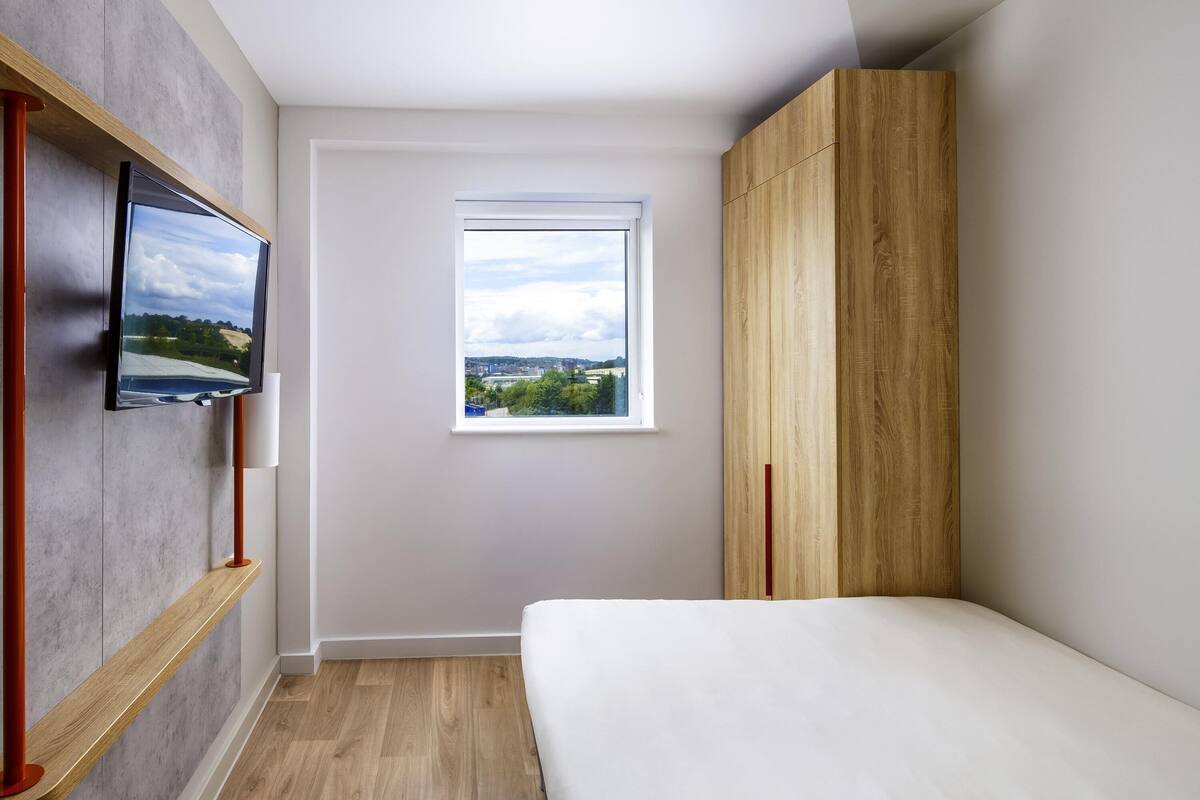 Skrivbord, mörkläggningsgardiner, ljudisolering och strykjärn/strykbräda