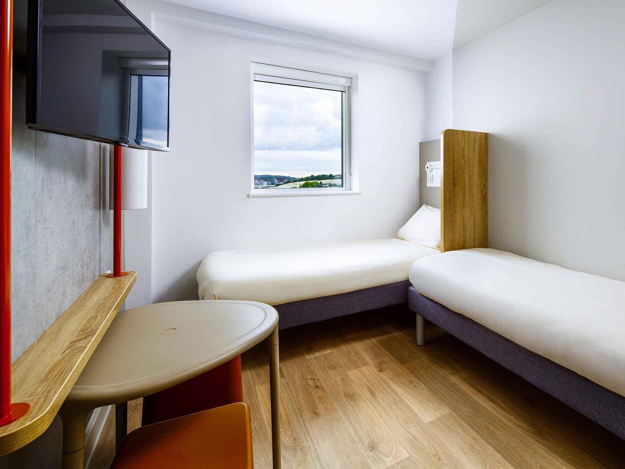 Habitación con 2 camas individuales, 2 camas individuales | Escritorio, cortinas opacas, sistema de insonorización