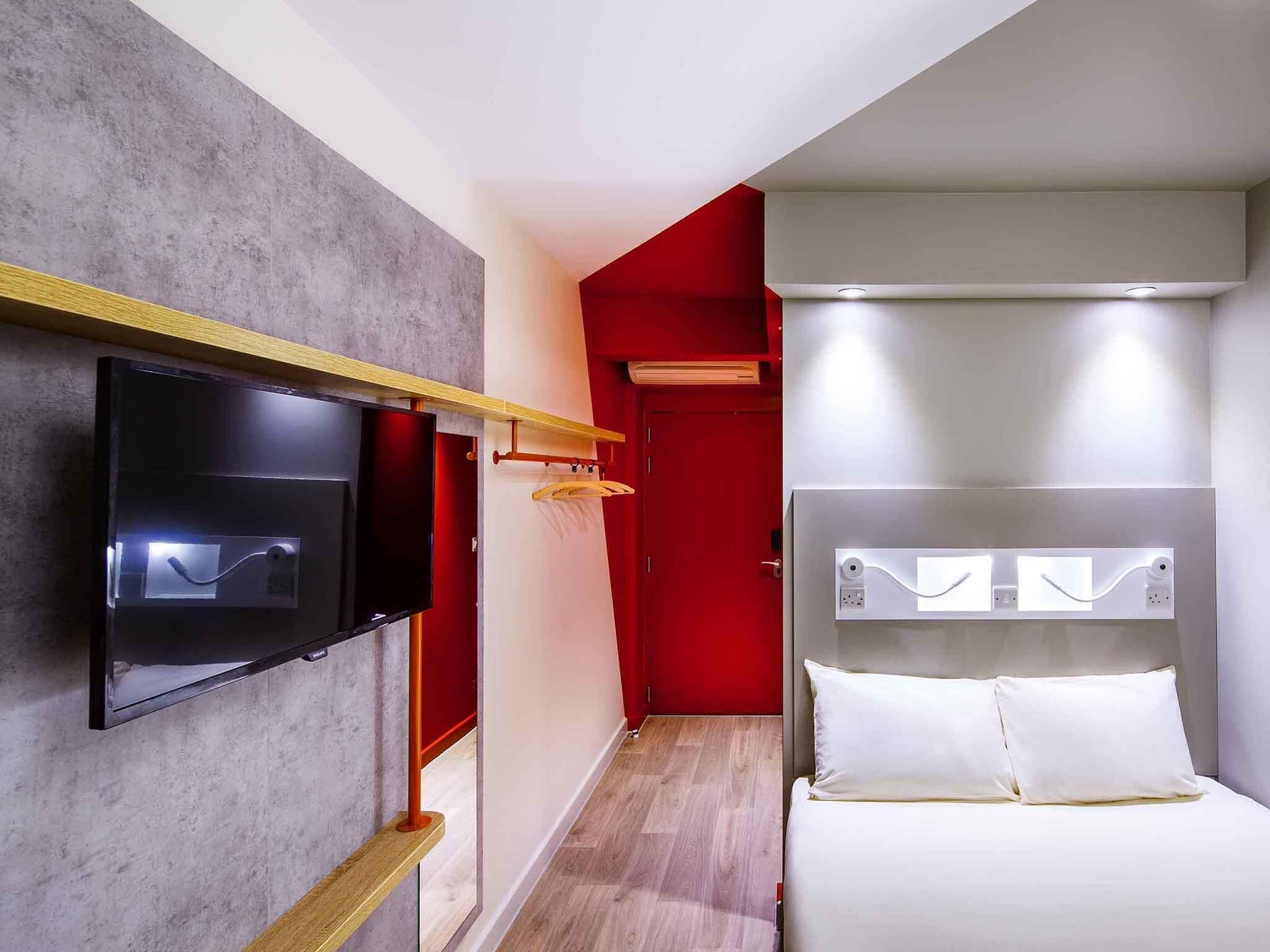 Double Room, 2 Twin Beds | Desk, blackout drapes, soundproofing, iron/ironing board