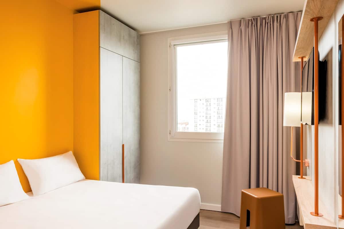 Habitación triple, varias camas | Escritorio, cortinas opacas, sistema de insonorización