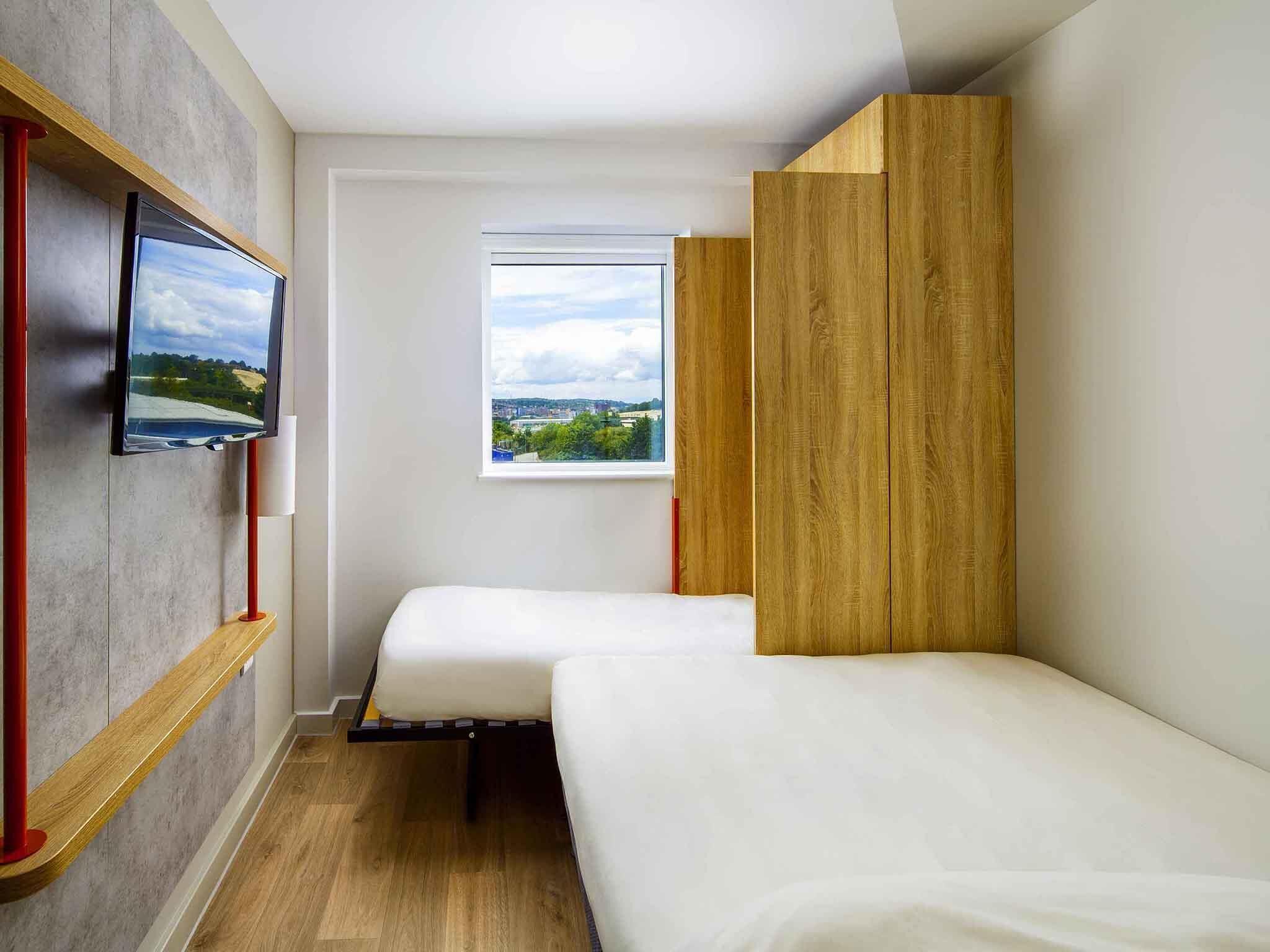 Habitación triple, varias camas | Escritorio, cortinas opacas, sistema de insonorización