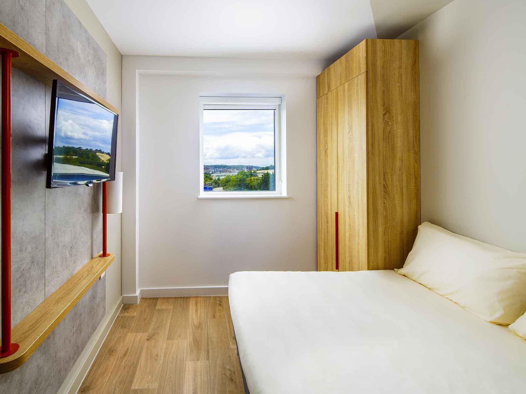 Escritorio, cortinas opacas, sistema de insonorización