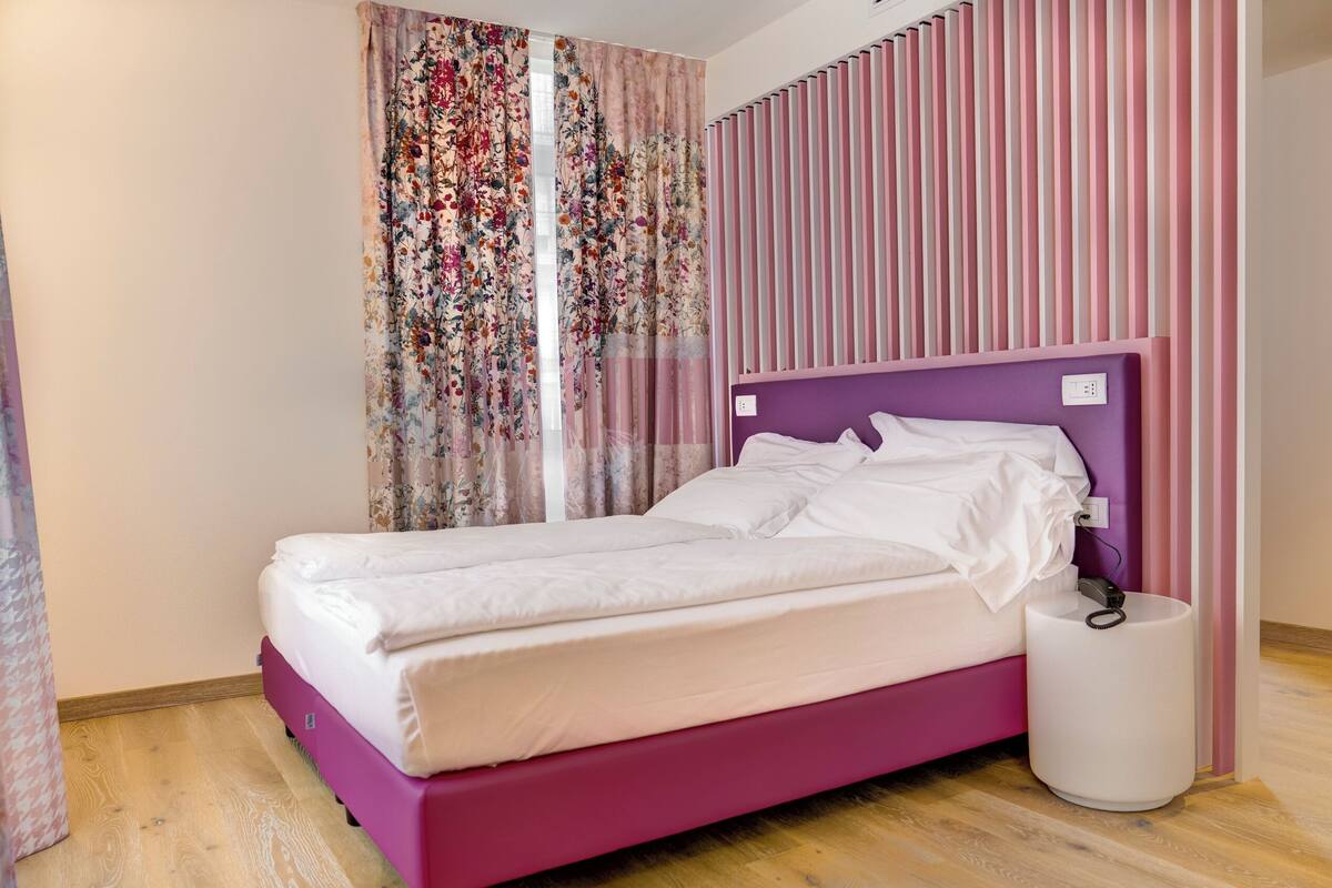 Superior Room ELLE | Ropa de cama de alta calidad y caja de seguridad en la habitación