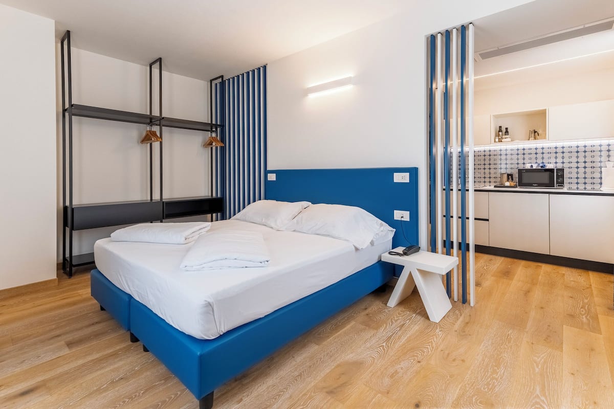 Suite King, PAAP | Premium bedding, in-room safe, soundproofing, free cots/infant beds