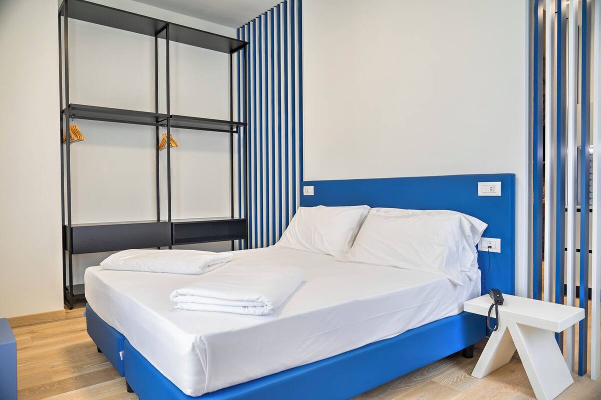 Suite King, PEEP | Ropa de cama de alta calidad y caja de seguridad en la habitación