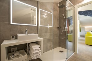 Habitació superior | Bany | Assecador de cabells, bidet, tovalloles i sabó 