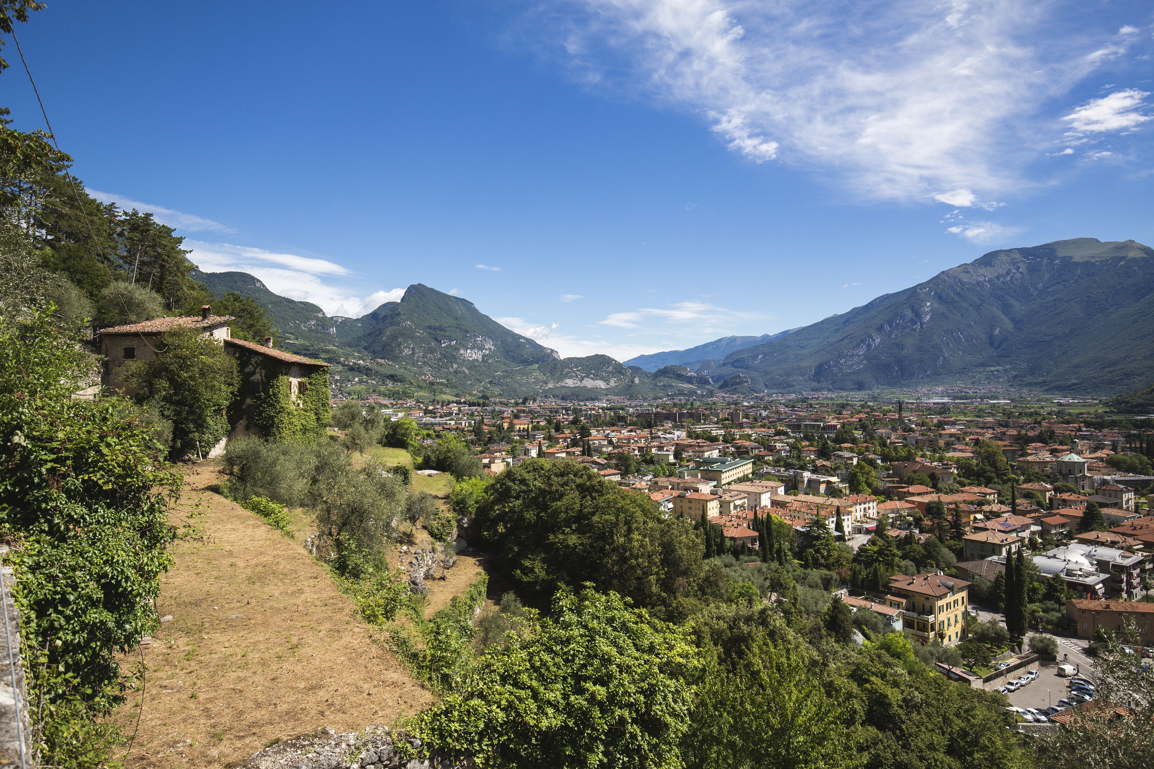 A town nestled in a valley with mountains in the background.