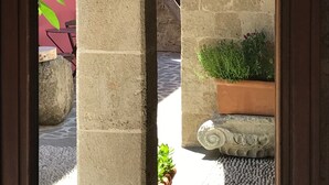 Un arco de piedra que da paso a una escalera de madera.